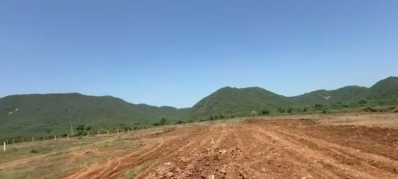 Supplied site video se open land aur Aravalli hill range ka panoramic view